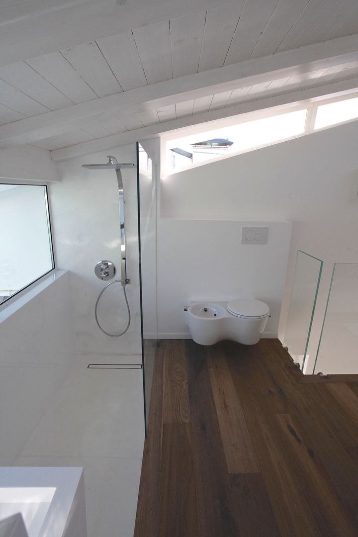 Ristrutturazione ed arredo su misura di un attico con soppalco, Mangodesign Mangodesign Modern bathroom