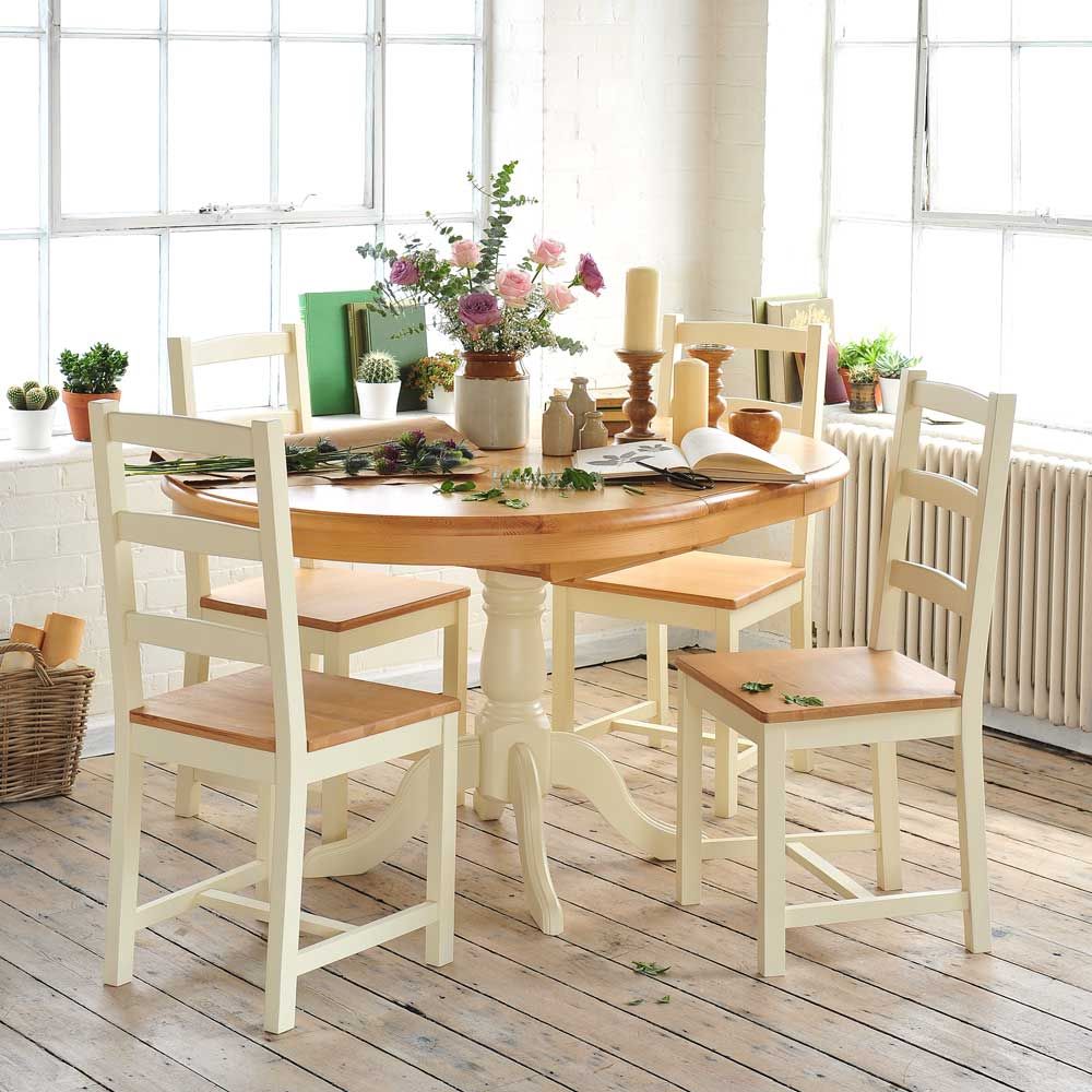 Wiltshire Painted 110cm-150cm Ext. Dining Table and 4 Chairs The Cotswold Company カントリーデザインの ダイニング 木 木目調