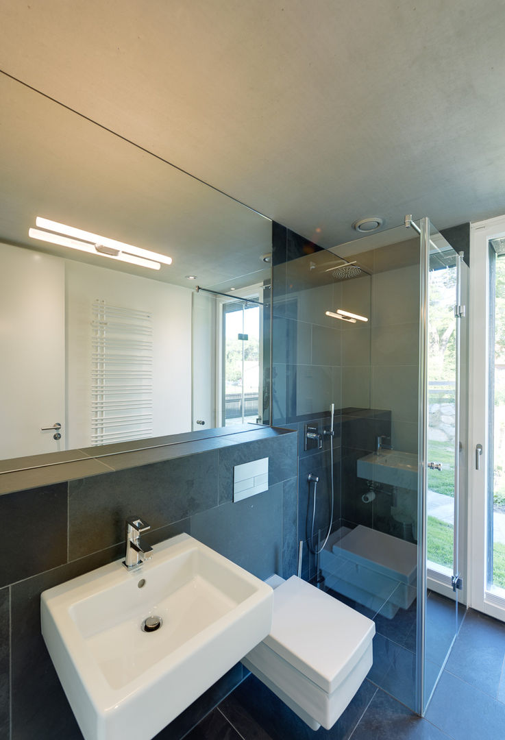 Modernes Ferienwohnhaus in Anlehnung an ein traditionelles Drempelhaus, Möhring Architekten Möhring Architekten Modern Bathroom