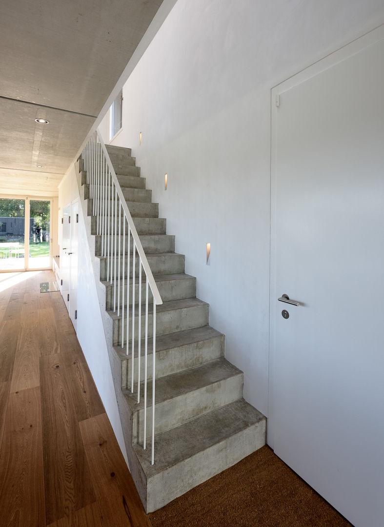 Modernes Ferienwohnhaus in Anlehnung an ein traditionelles Drempelhaus, Möhring Architekten Möhring Architekten Modern corridor, hallway & stairs