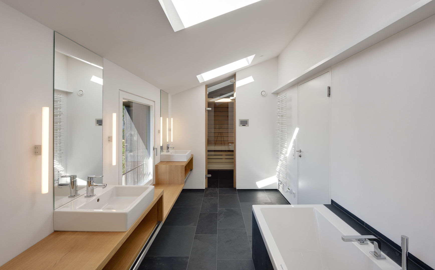 Modernes Ferienwohnhaus in Anlehnung an ein traditionelles Drempelhaus, Möhring Architekten Möhring Architekten Modern bathroom