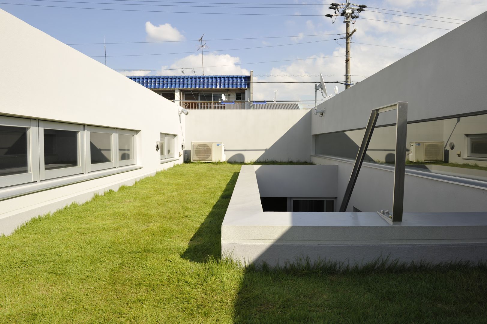 ＹＹ－ＨＯＵＳＥ, 久安典之建築研究所 久安典之建築研究所 Balcones y terrazas de estilo minimalista Vidrio Blanco