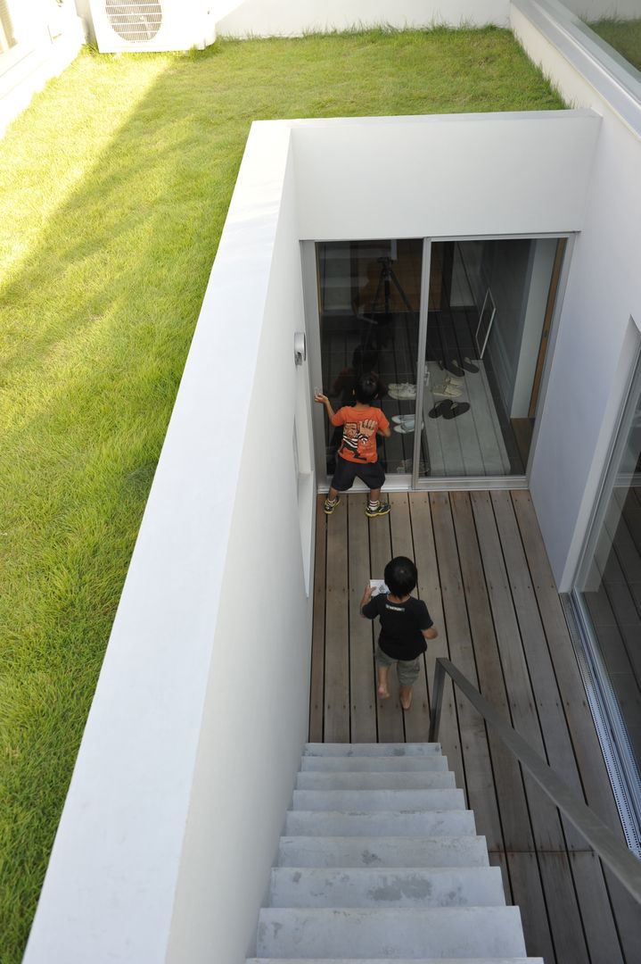 ＹＹ－ＨＯＵＳＥ, 久安典之建築研究所 久安典之建築研究所 Balcones y terrazas de estilo minimalista Madera maciza Blanco