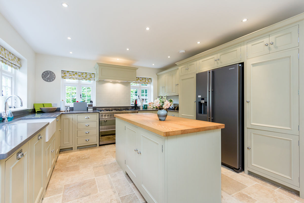 Modern Country Farmhouse Kitchen homify Cucina in stile rustico kitchen,farmhouse,farmhouse kitchen,kitchen island,wood,wood surfaces,green