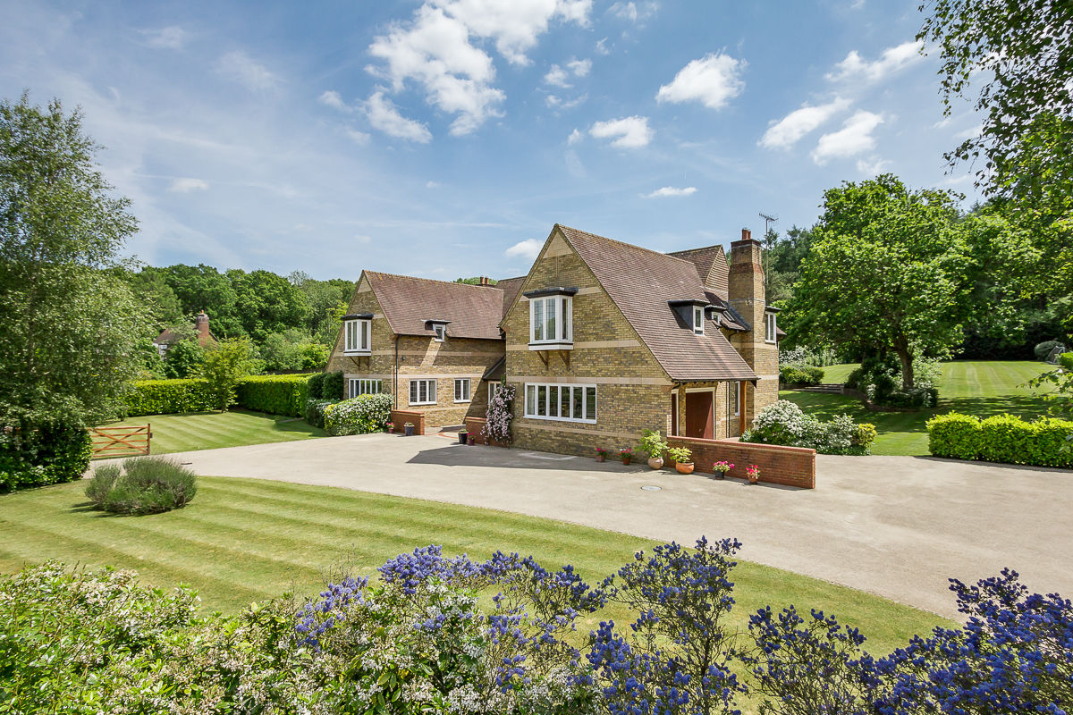 Imposing & Contemporary Surrey Mansion homify Country style house exterior,fascade,mansion,luxury,detached,home,garden,driveway