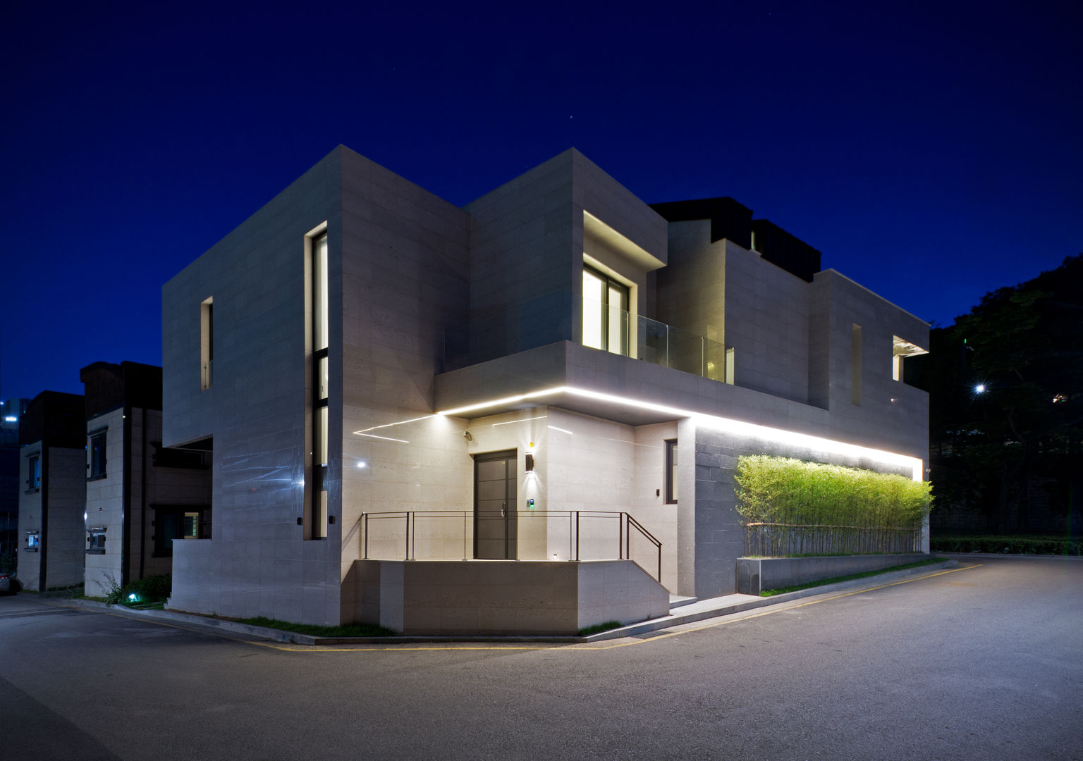 Main Entrance Facade in Night homify Casas de estilo moderno Mármol