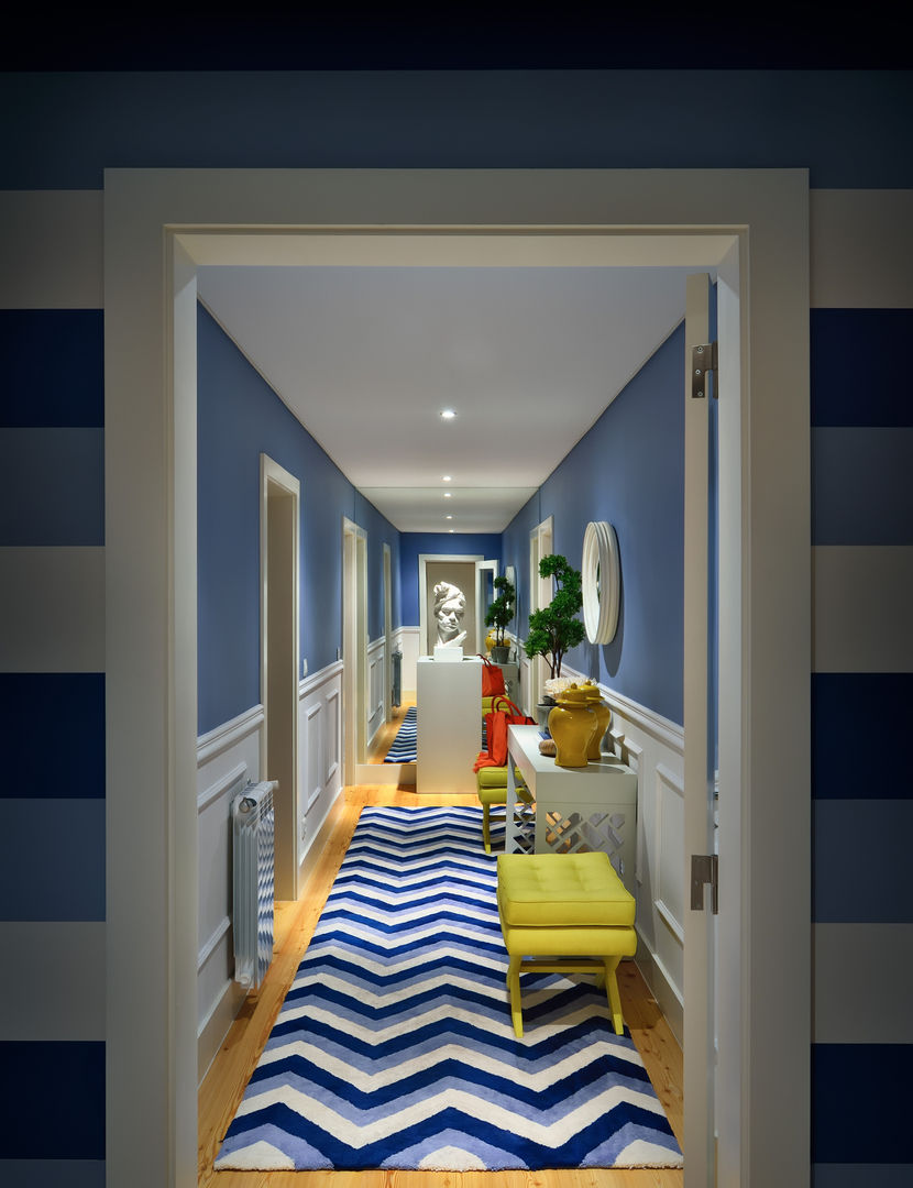 Stripes Prego Sem Estopa by Ana Cordeiro Corredores, halls e escadas modernos Mobiliário,Azul,Construção,Têxtil,Iluminação,Cadeira,Design de interiores,Retângulo,Armação de cama,Sombra