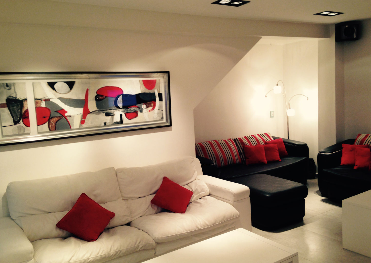 ARQUITECTURA INTERIOR, CubiK CubiK モダンデザインの 多目的室 革 灰色 家具