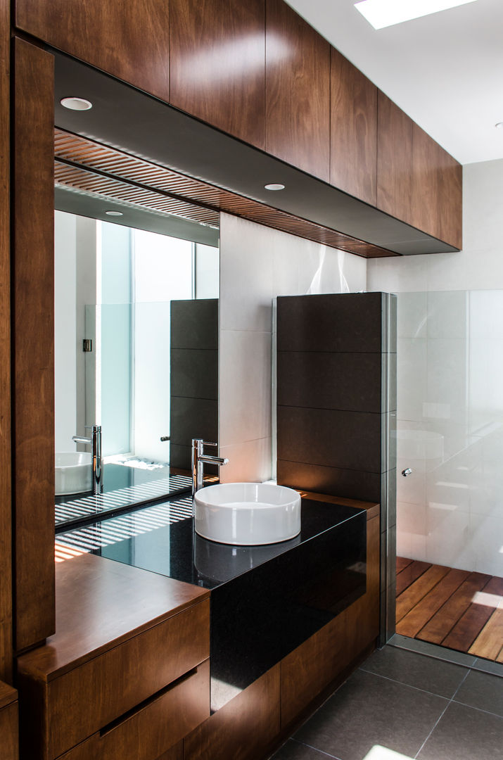 homify Modern bathroom