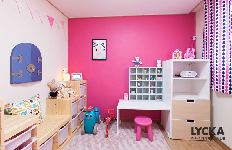 비비드 컬러를 사용한 홈스타일링, LYCKA interior & styling LYCKA interior & styling 北欧デザインの 子供部屋