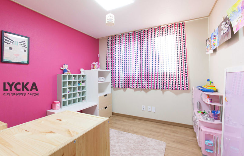 비비드 컬러를 사용한 홈스타일링, LYCKA interior & styling LYCKA interior & styling Nursery/kid’s room