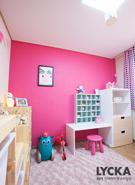 비비드 컬러를 사용한 홈스타일링, LYCKA interior & styling LYCKA interior & styling Nursery/kid’s room