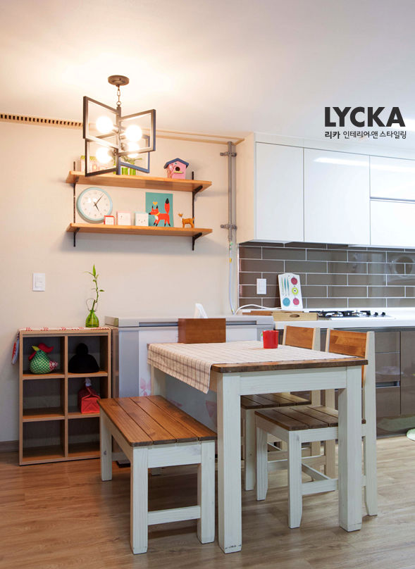 비비드 컬러를 사용한 홈스타일링, LYCKA interior & styling LYCKA interior & styling 北欧デザインの ダイニング