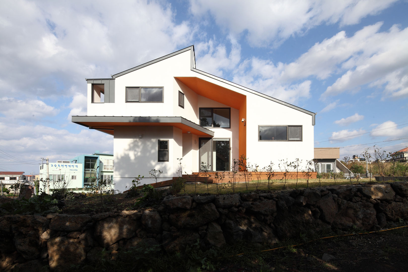 풍광좋은 제주 개러지 하우스, 주택설계전문 디자인그룹 홈스타일토토 주택설계전문 디자인그룹 홈스타일토토 Casas modernas