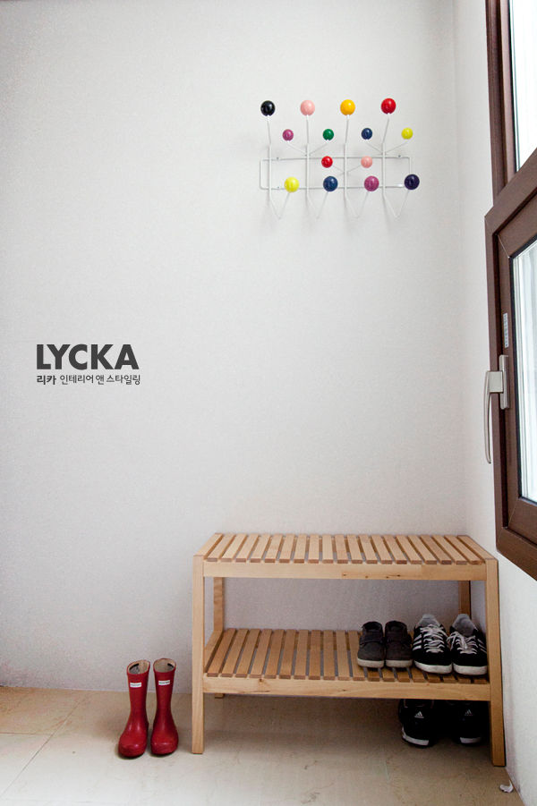 판교 아파트 홈드레싱, LYCKA interior & styling LYCKA interior & styling Коридор