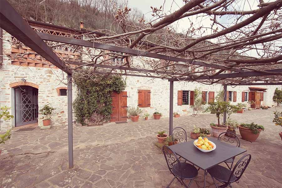 Lucca, Livio Bargagli Stoffi Livio Bargagli Stoffi Country style balcony, veranda & terrace