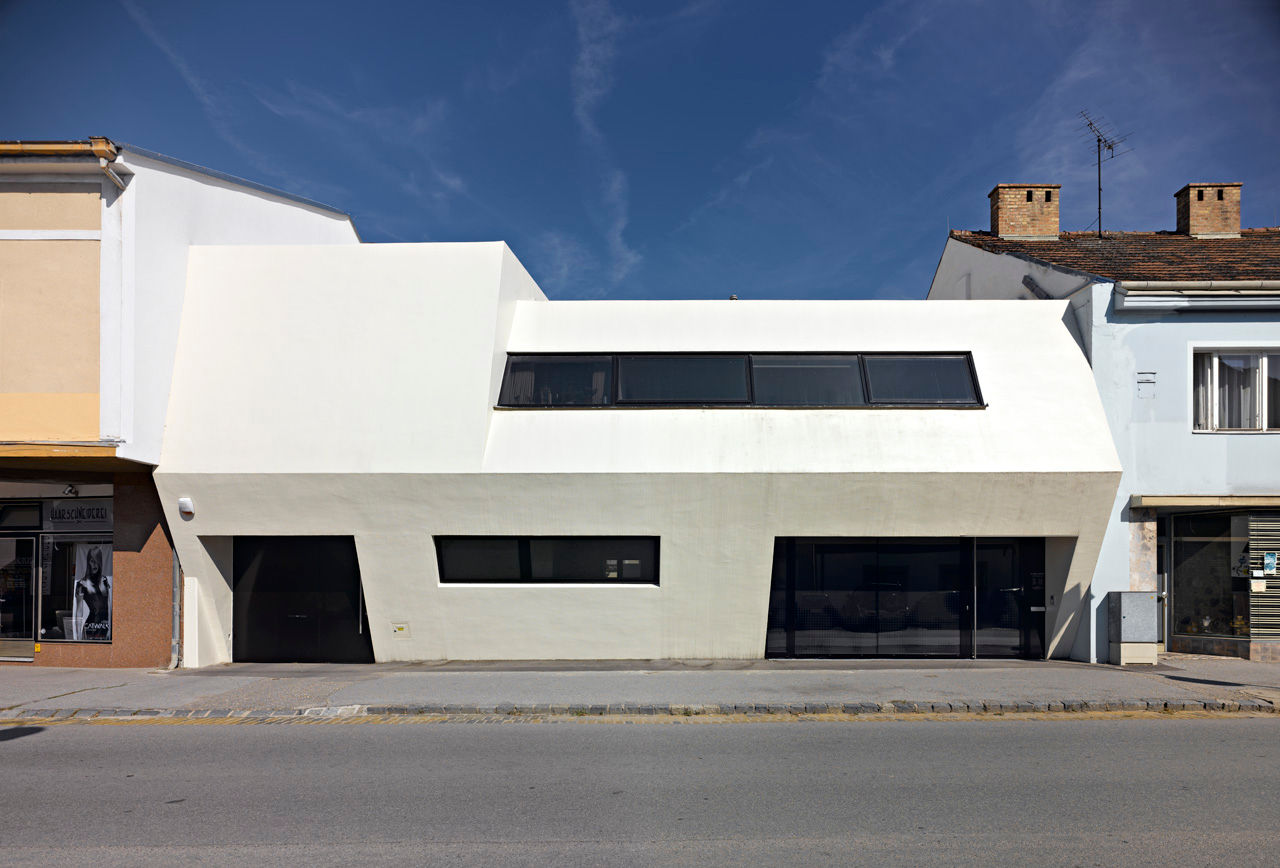 Weißer Monolith - Wohnhaus und Arztpraxis, LOSTINARCHITECTURE LOSTINARCHITECTURE Casas de estilo moderno