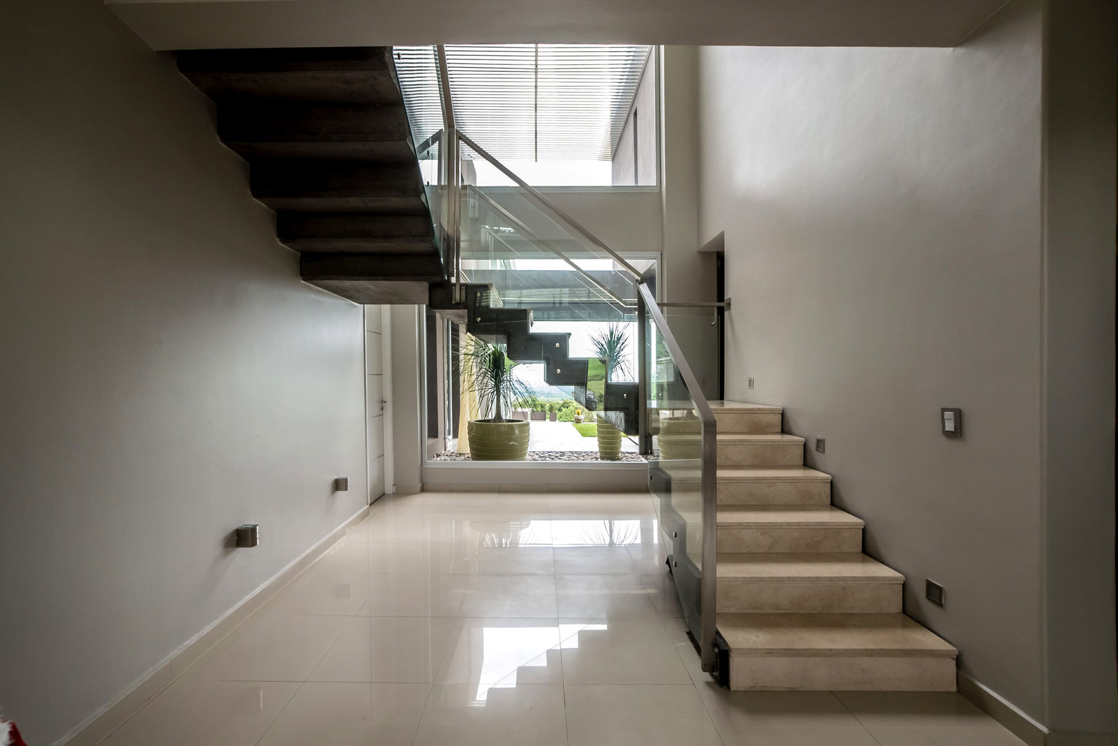 Casa MAS, Saez Sanchez. Arquitectos Saez Sanchez. Arquitectos Modern corridor, hallway & stairs
