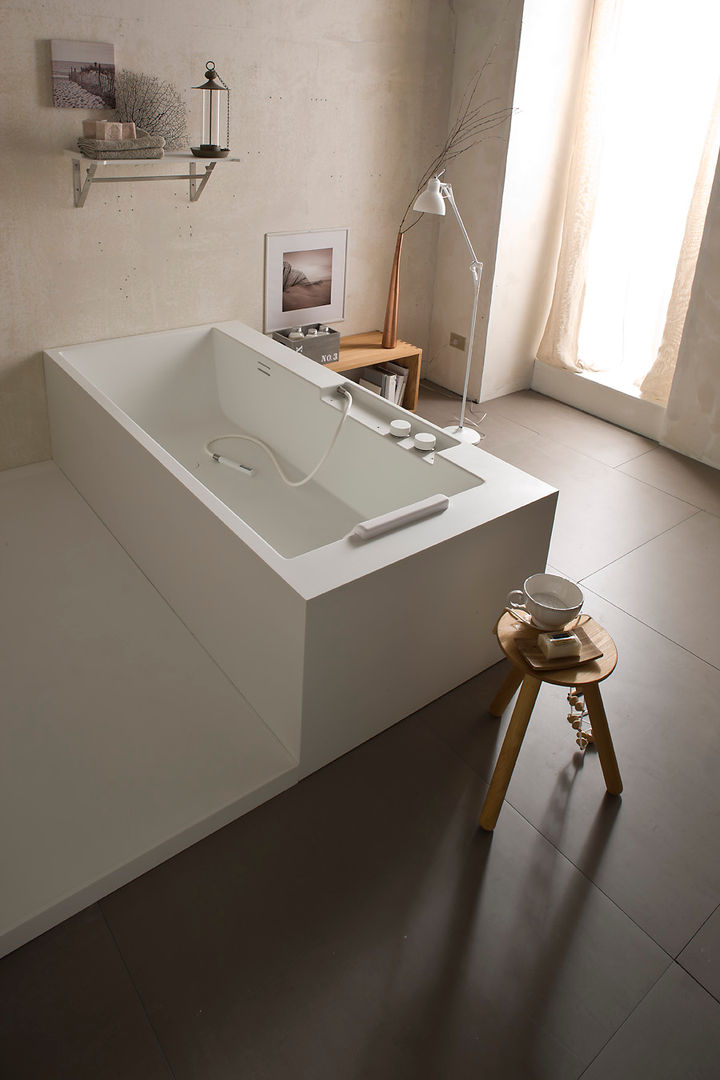 ERGO_NOMIC, Giulio Gianturco Giulio Gianturco ミニマルスタイルの お風呂・バスルーム 木材・プラスチック複合ボード バスタブ＆シャワー