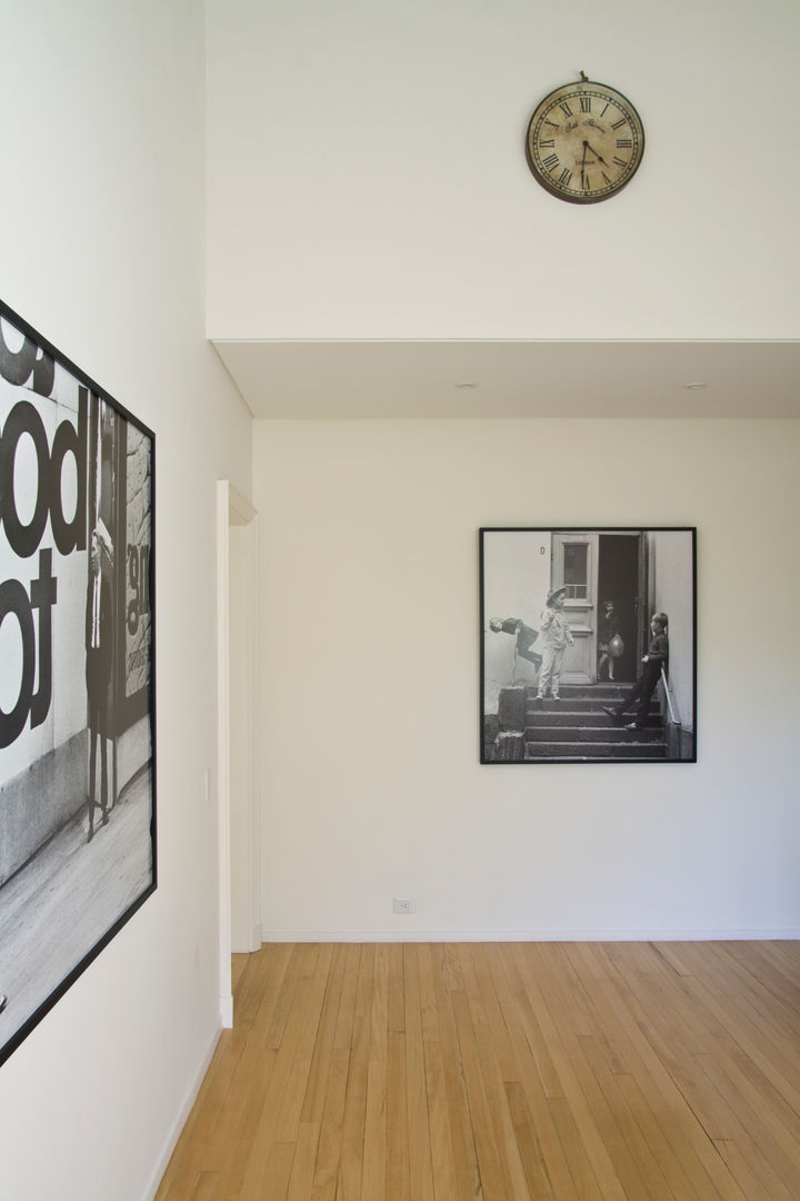 Casa en la Barranca · San Isidro, Buenos Aires · Paula Herrero | Arquitectura, Paula Herrero | Arquitectura Paula Herrero | Arquitectura Modern corridor, hallway & stairs