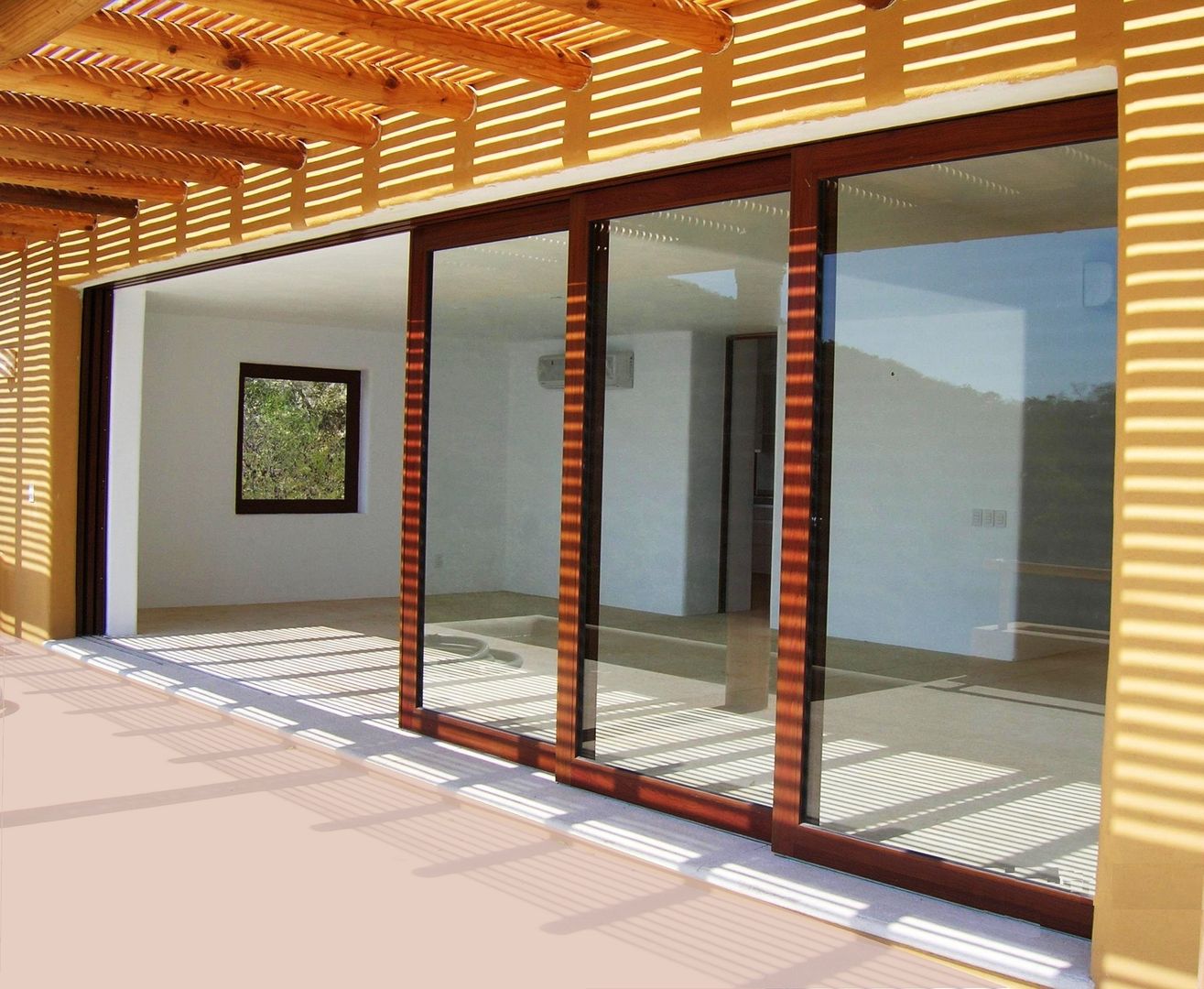 homify Puertas y ventanas clásicas