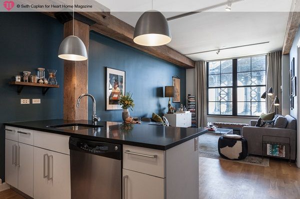 A Rented NY Apartment with a Sense of History, Heart Home magazine Heart Home magazine Ruang Keluarga Gaya Industrial