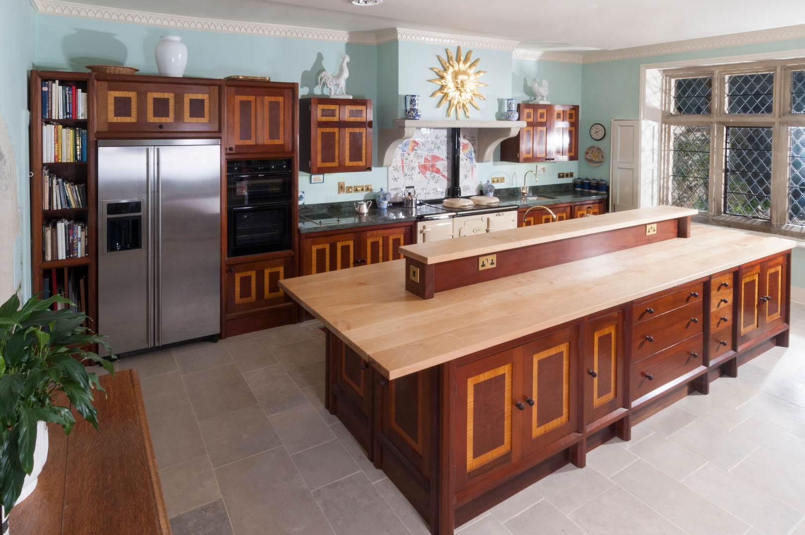 Brazilian Mahogany and Satinwood Kitchen in The Close, Salisbury by Tim Wood Tim Wood Limited Cucina in stile classico Legno Effetto legno Armadietti & Scaffali