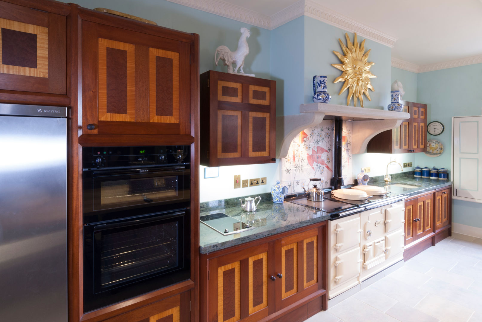 Brazilian Mahogany and Satinwood Kitchen in The Close, Salisbury by Tim Wood Tim Wood Limited Cocinas de estilo clásico Madera Acabado en madera