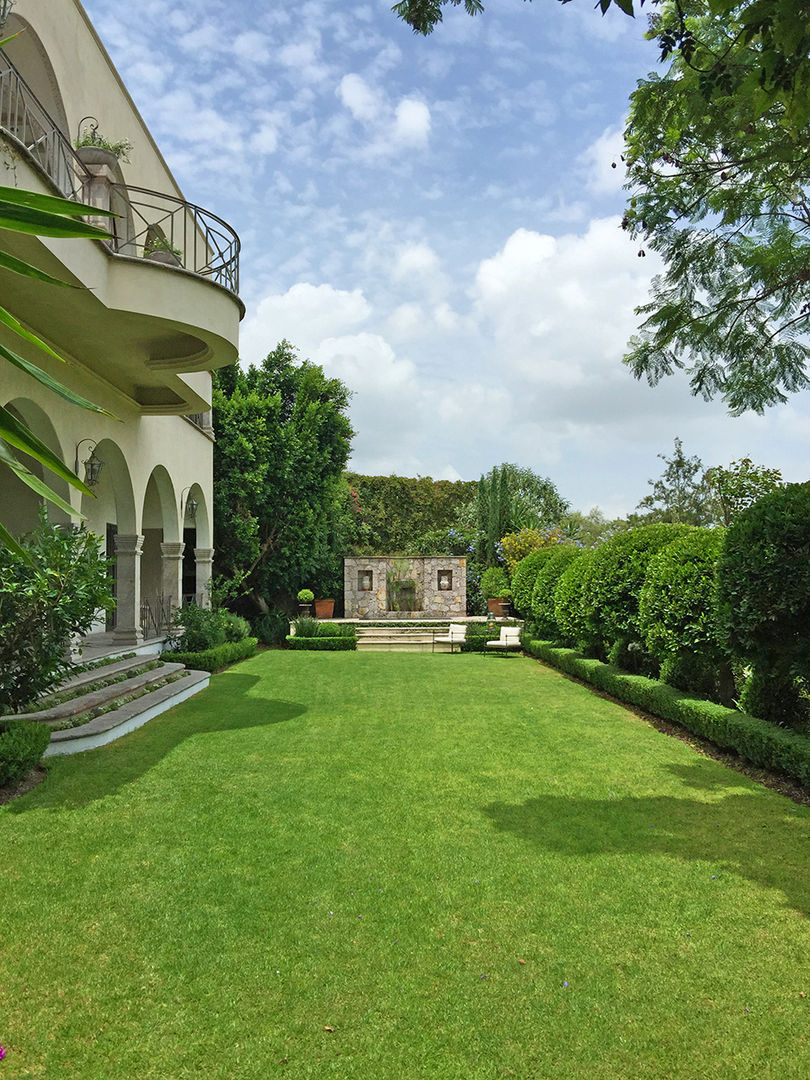 Jardin principal con fuente Terra Jardines de estilo clásico