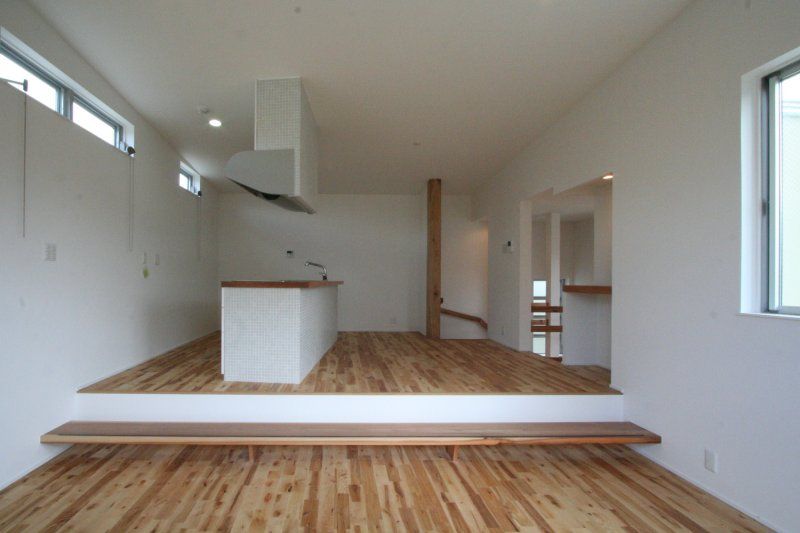 スキップリビングの家, 三浦喜世建築設計事務所 三浦喜世建築設計事務所 Modern living room Solid Wood Multicolored