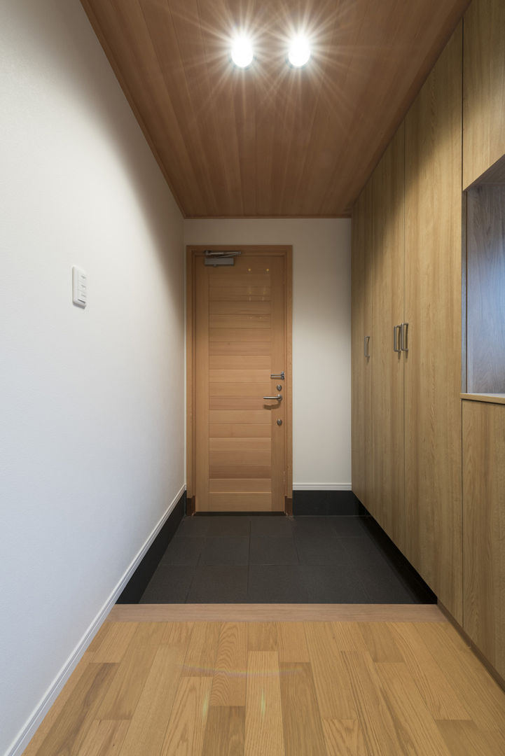 足立区の家, 岡本建築設計室 岡本建築設計室 Modern Corridor, Hallway and Staircase