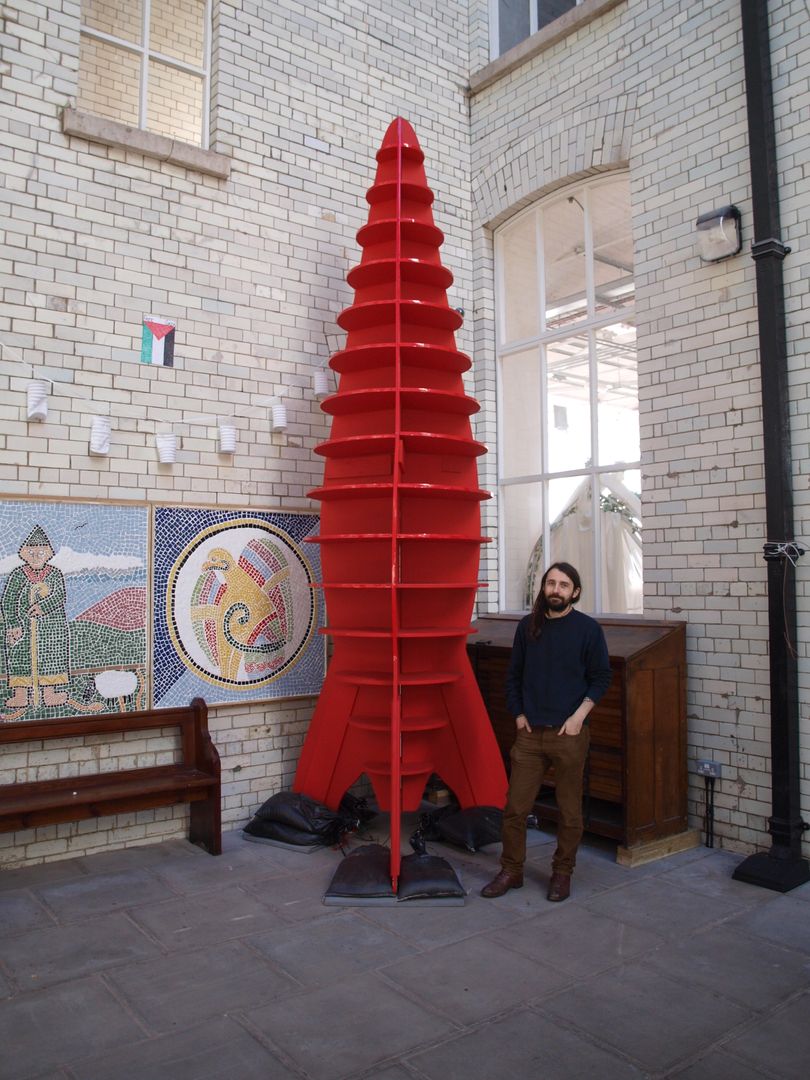Public Art - A Big Red Space Rocket homify Ulteriori spazi Sculture