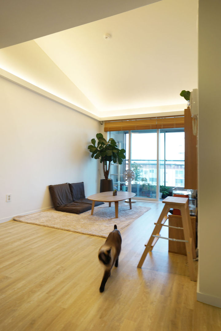 H 아파트 17평형 리모델링 ( 다락과 고양이), IDÉEAA _ 이데아키텍츠 IDÉEAA _ 이데아키텍츠 Modern Oturma Odası Orta Yoğunlukta Lifli Levha