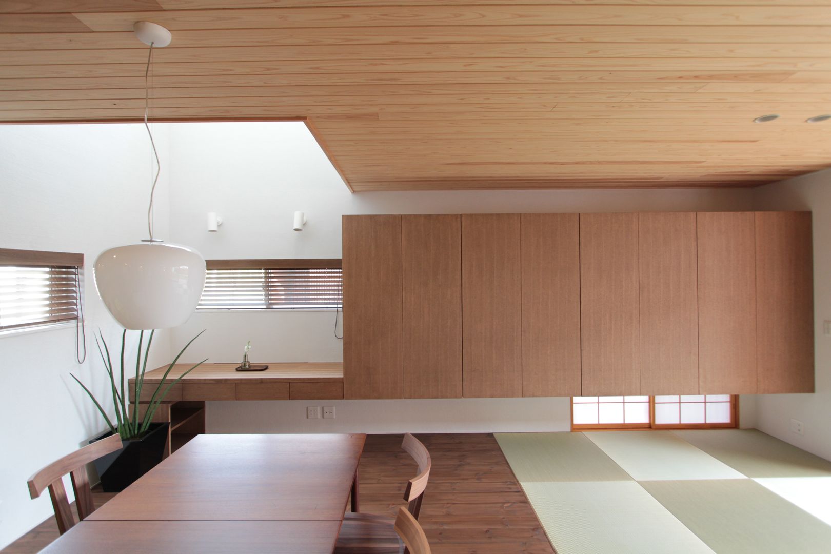 上新庄の家, haws建築設計事務所 haws建築設計事務所 Dining room لکڑی Wood effect