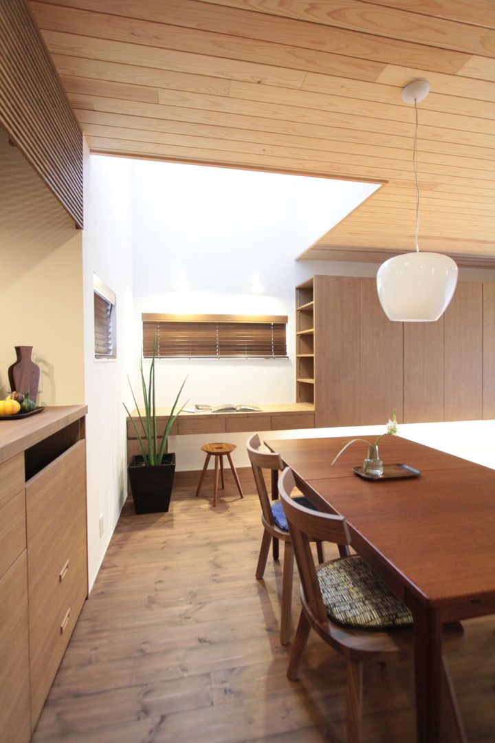 上新庄の家, haws建築設計事務所 haws建築設計事務所 Scandinavian style dining room Wood Wood effect