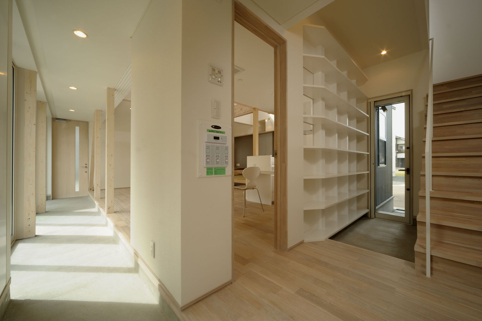 新田の家, フクシアンドフクシ建築事務所 フクシアンドフクシ建築事務所 Eclectic style corridor, hallway & stairs
