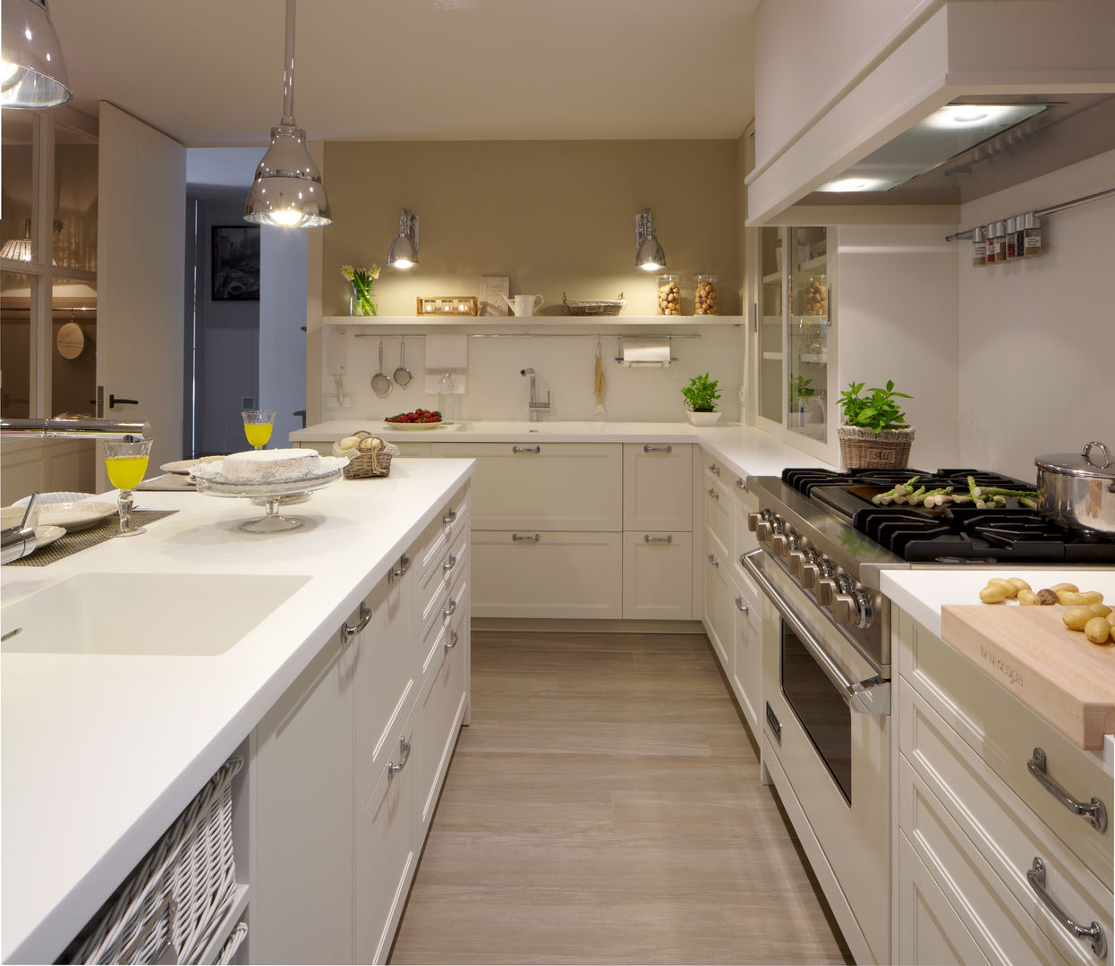 Frentes de madera y en mimbre pintado de blanco DEULONDER arquitectura domestica Cocinas de estilo ecléctico