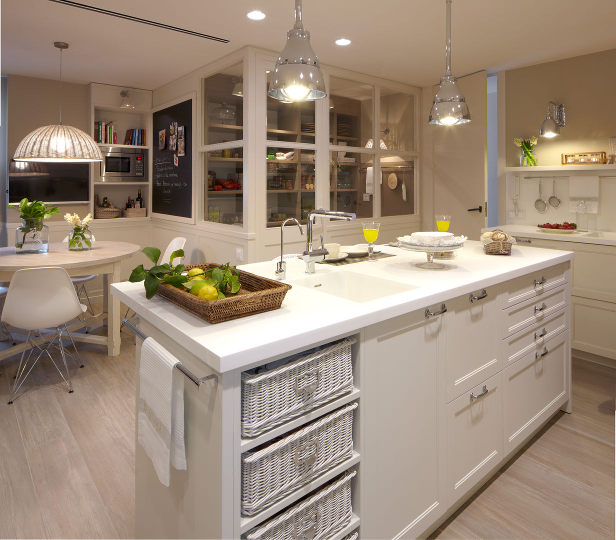 Isla, barra de desayunos, office y despensa DEULONDER arquitectura domestica Kitchen