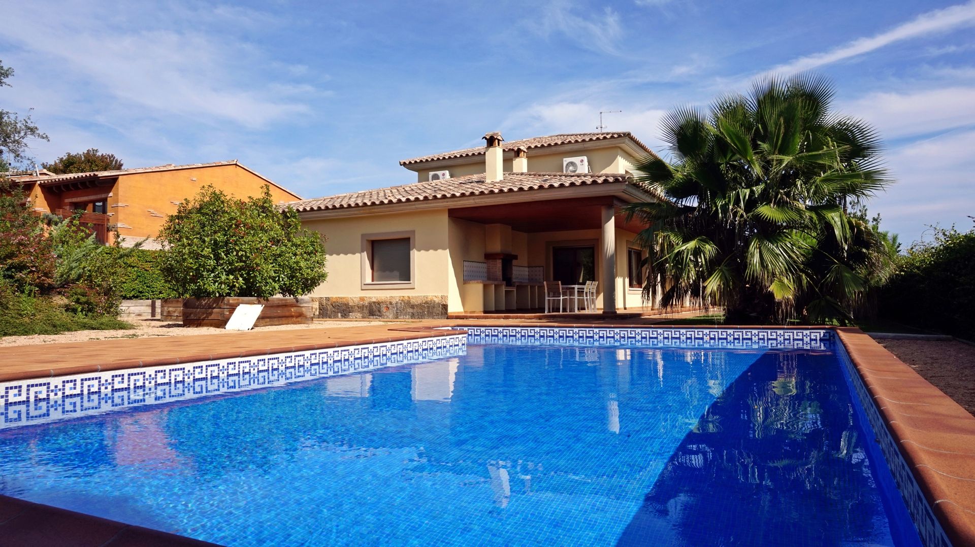 Exterior de la casa con vistas a la piscina Construccions Cristinenques, S.L. Casas clásicas Ladrillos