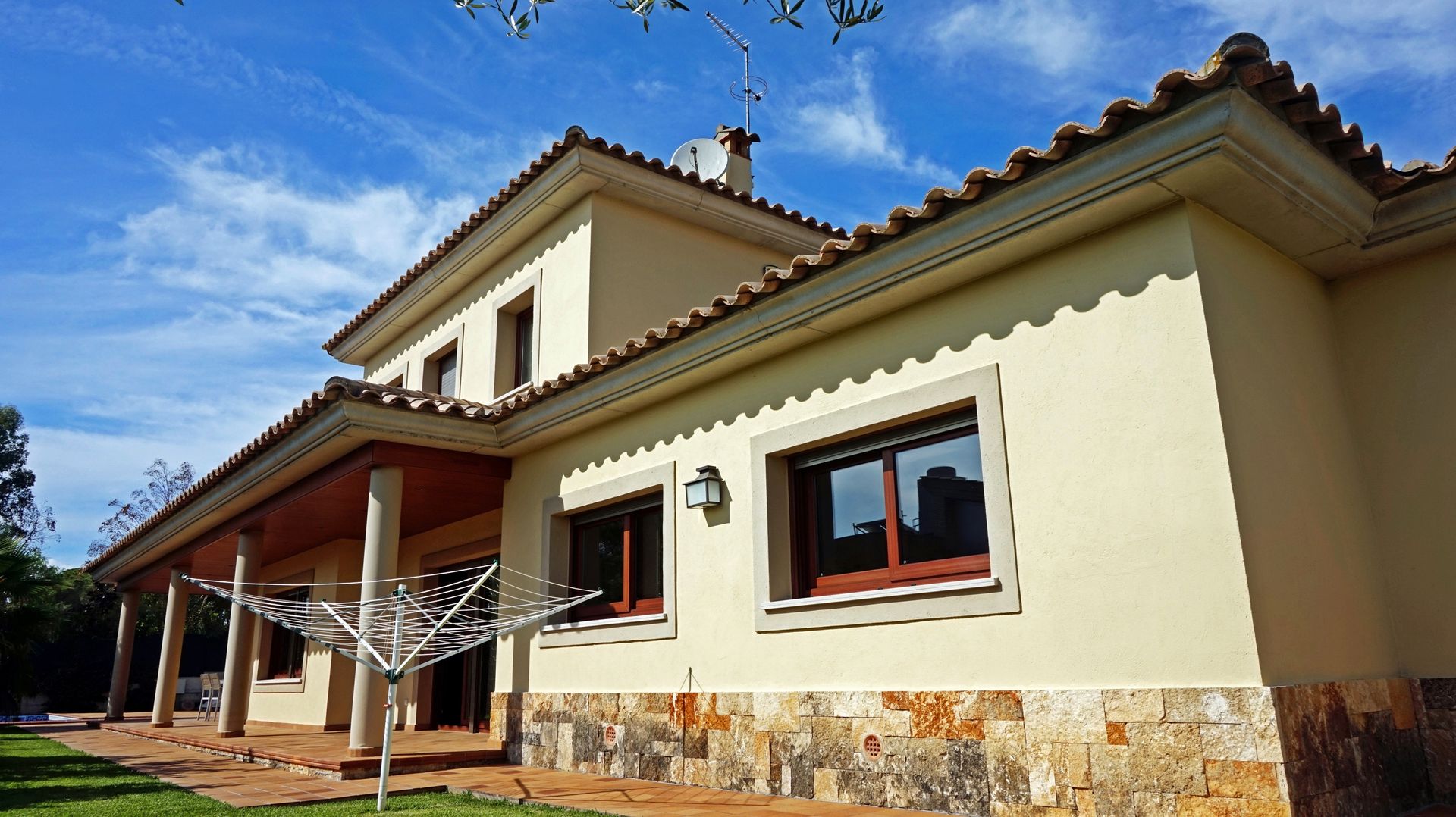 Chalet estilo clásico en la Costa Brava, Construccions Cristinenques, S.L. Construccions Cristinenques, S.L. Classic style houses Bricks