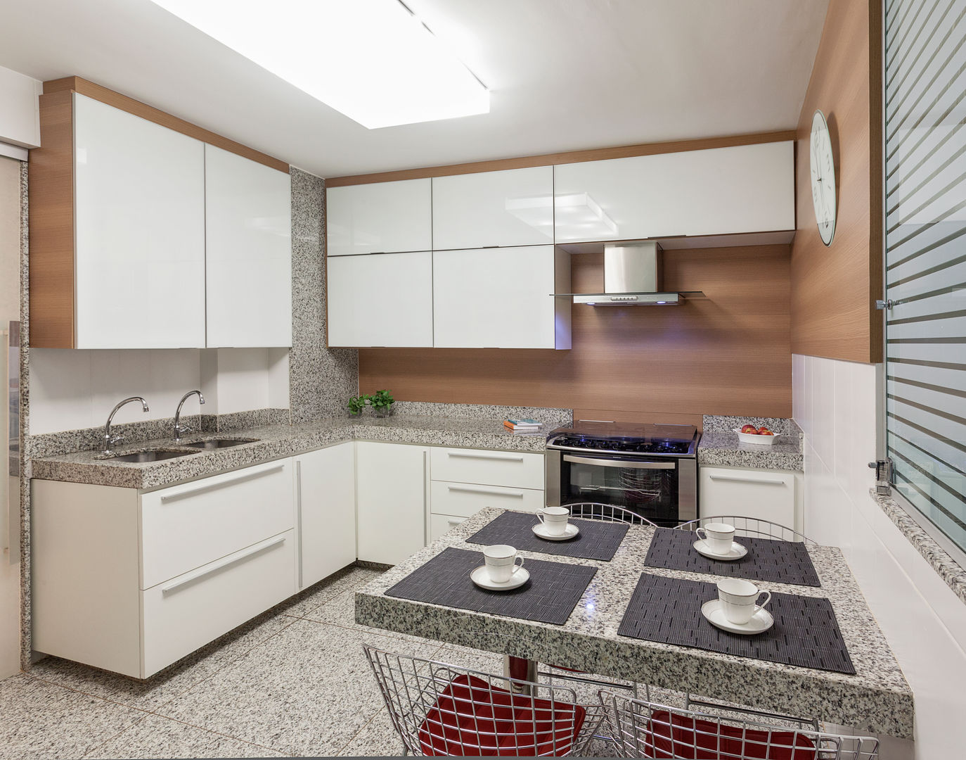 Apartamento Holanda, Carmen Calixto Arquitetura Carmen Calixto Arquitetura Cozinhas modernas Bancada,Armários,Mobiliário,Propriedade,Pia,Construção,Fogão de cozinha,Cozinha,Design de interiores,Pisos