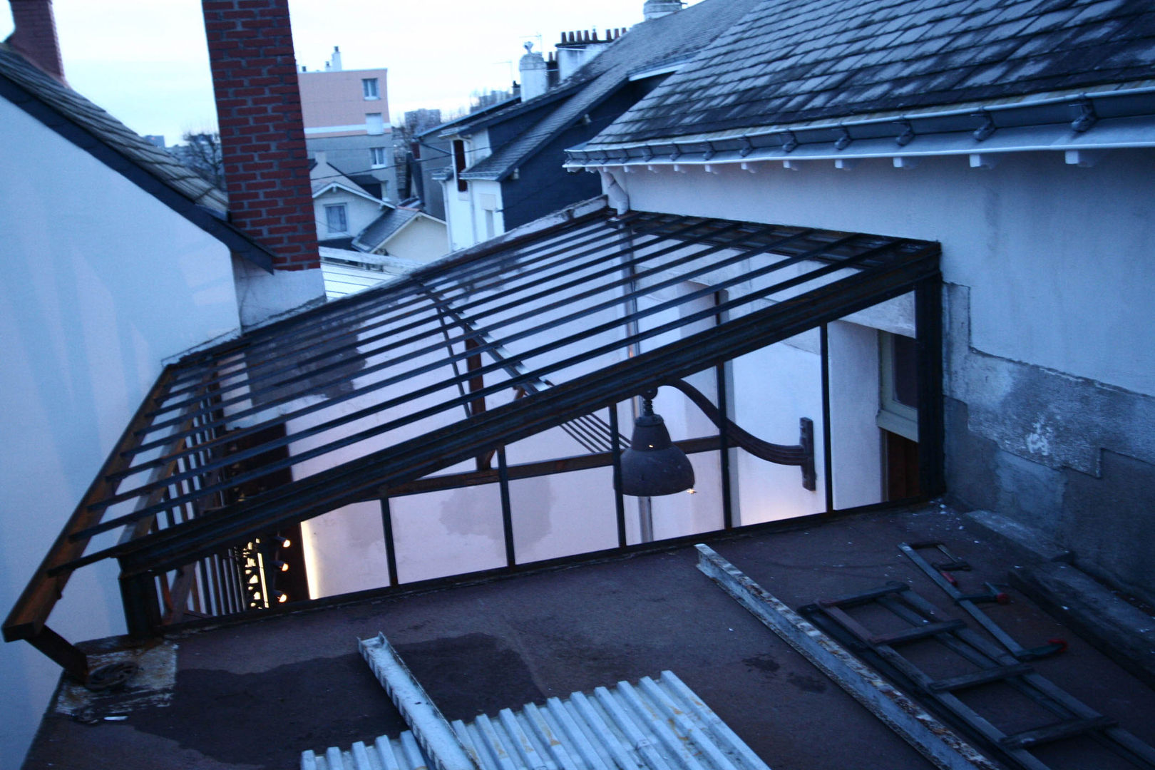 Verrières Atelier d'artistes , Frédéric TABARY Frédéric TABARY Jardines de estilo industrial Hierro/Acero Marquesinas, toldos e invernaderos