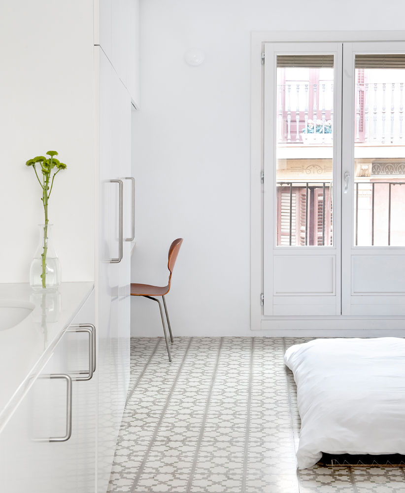 Reforma de vivienda en el barrio del Raval de Barcelona, manrique planas arquitectes manrique planas arquitectes Dormitorios de estilo moderno