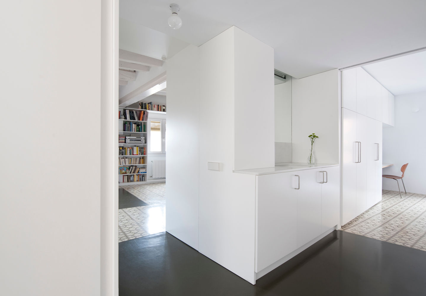 Reforma de vivienda en el barrio del Raval de Barcelona, manrique planas arquitectes manrique planas arquitectes Modern bathroom