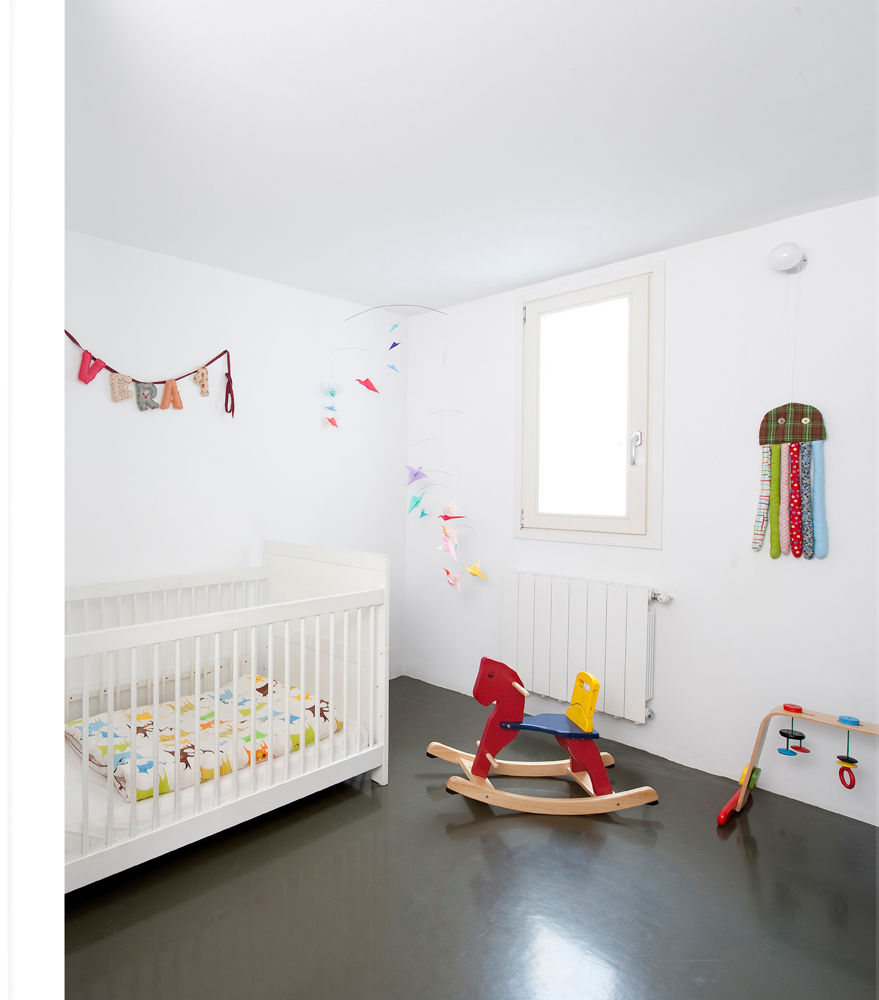 Reforma de vivienda en el barrio del Raval de Barcelona, manrique planas arquitectes manrique planas arquitectes Quarto infantil moderno