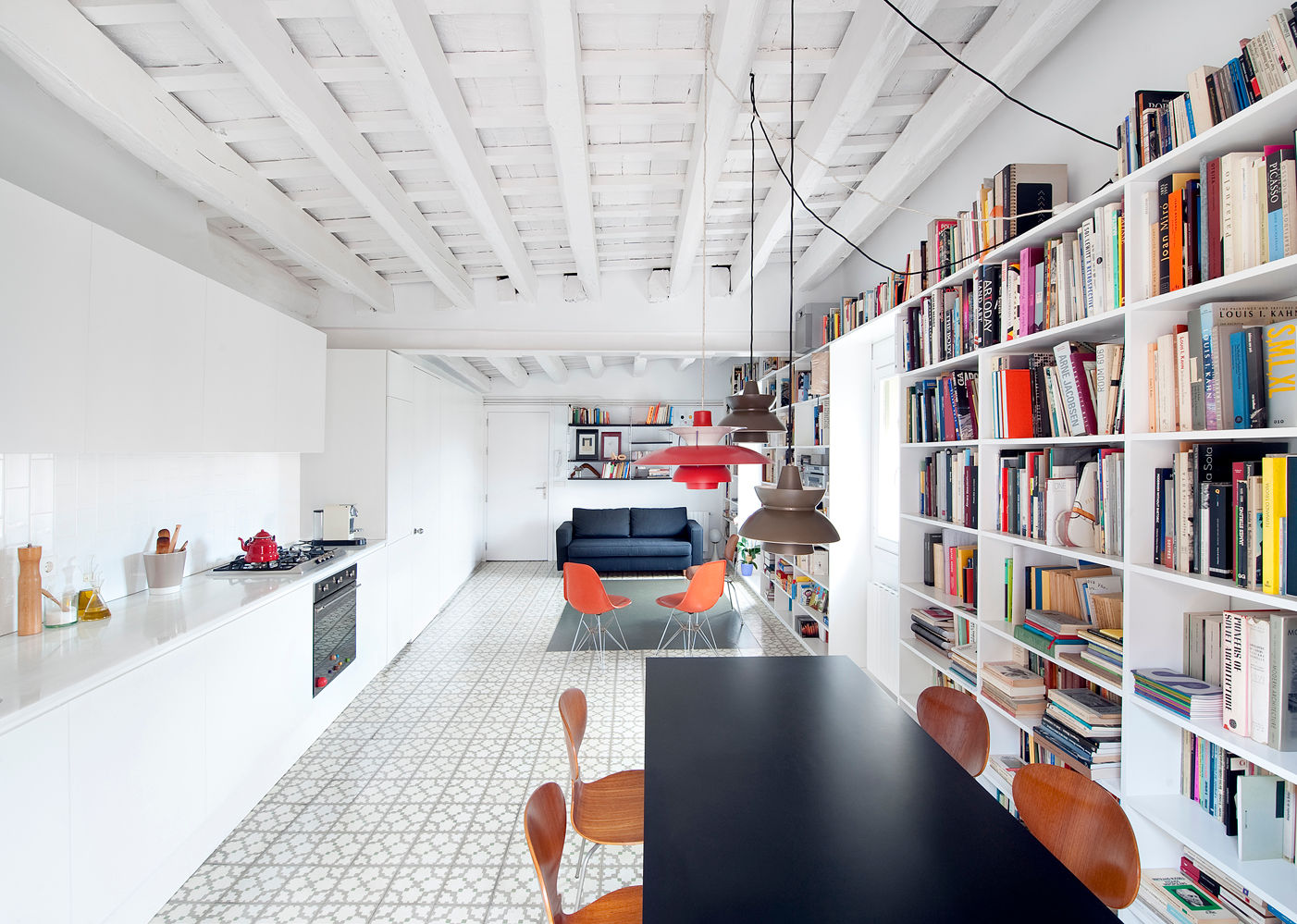 Reforma de vivienda en el barrio del Raval de Barcelona, manrique planas arquitectes manrique planas arquitectes Modern dining room