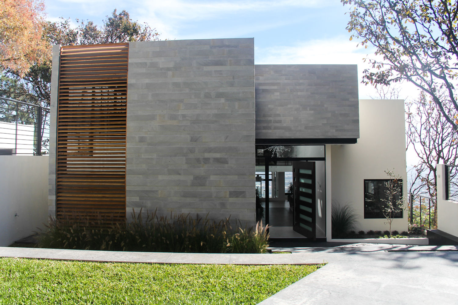 Fachada principal aaestudio Casas estilo moderno: ideas, arquitectura e imágenes Piedra