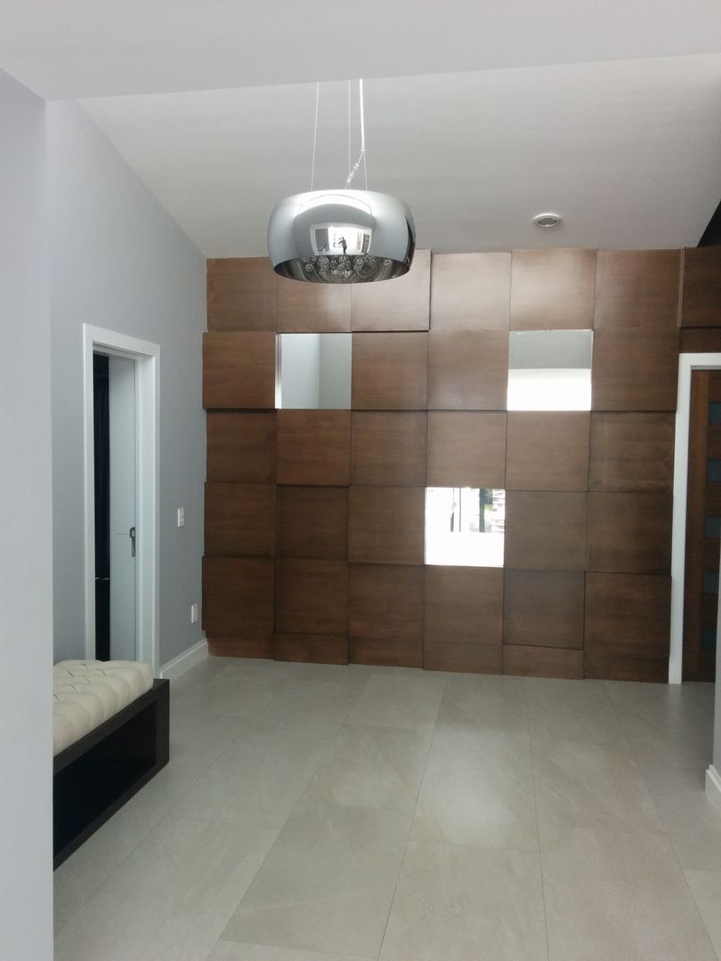 Distribuidor aaestudio Livings de estilo moderno Madera maciza Multicolor