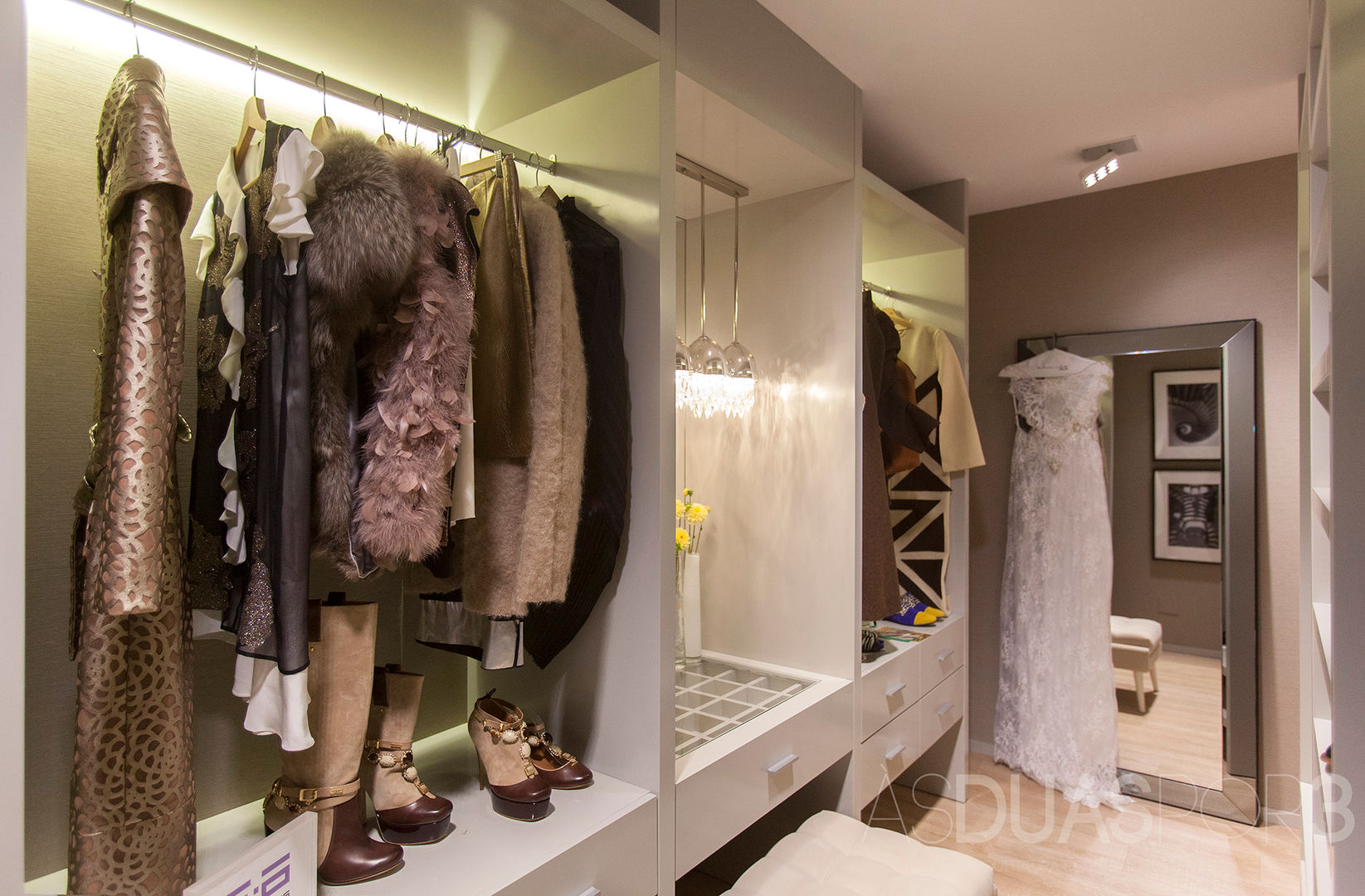 Interior Design Closet, ÀS DUAS POR TRÊS, Arquitetura de Interiores e Decoração ÀS DUAS POR TRÊS, Arquitetura de Interiores e Decoração Modern dressing room