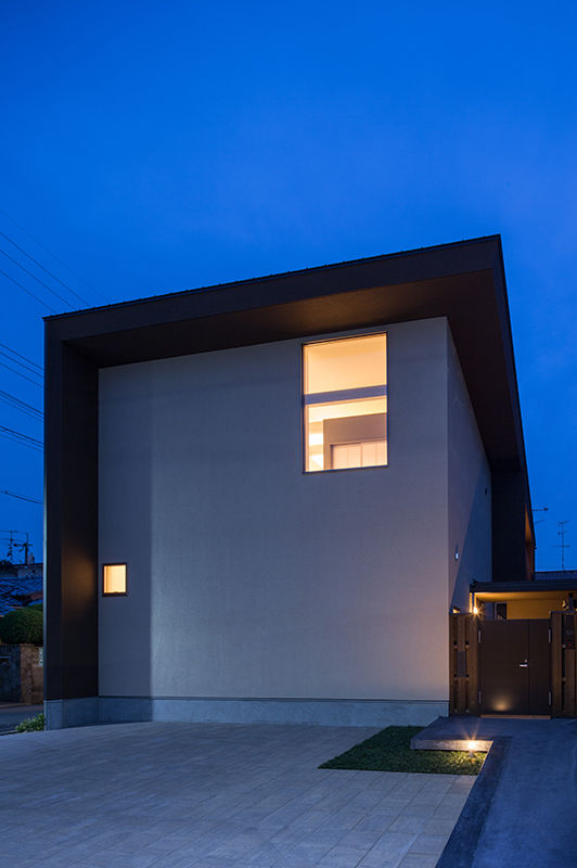 箕面桜井の二世帯住宅, ウメダタケヒロ建築設計事務所 ウメダタケヒロ建築設計事務所 Moderne huizen